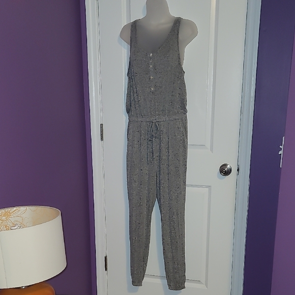 Old Navy Gray Jumpsuit with Scoop Neckline and Tapered Legs - Picture 7 of 9